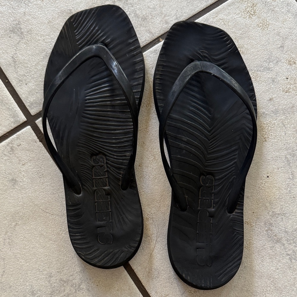 SLEEPERS Black Flip Flops